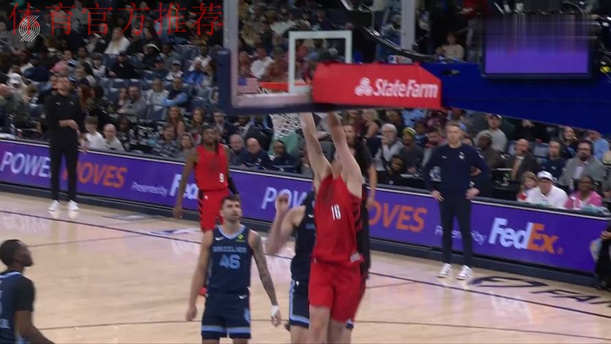 转身暴扣！杨瀚森NBA生涯首次首发，拿下4分5篮板2助攻